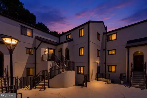 8923 Battery Pl #24, Bethesda, MD 20814