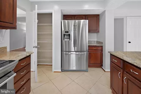 Entry Way - 8 Shipwright Ct, Gaithersburg, MD 20877 photo 3 of 13