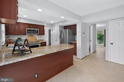 Entry Way - 8 Shipwright Ct, Gaithersburg, MD 20877 photo 2 of 13