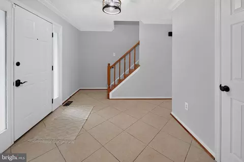Entry Way - 8 Shipwright Ct, Gaithersburg, MD 20877 photo 10 of 13