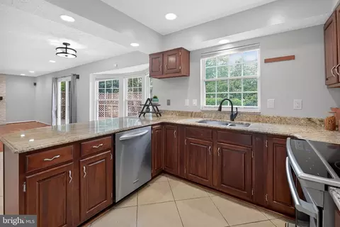 Kitchen - 8 Shipwright Ct, Gaithersburg, MD 20877 photo 5 of 5