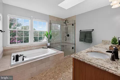 Bath - 8 Shipwright Ct, Gaithersburg, MD 20877 photo 7 of 10