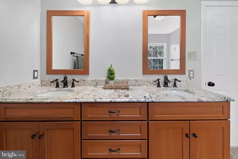 Bath - 8 Shipwright Ct, Gaithersburg, MD 20877 photo 4 of 10