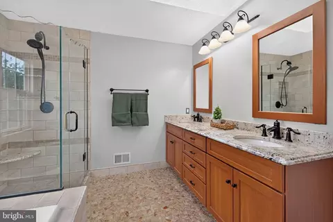 Bath - 8 Shipwright Ct, Gaithersburg, MD 20877 photo 5 of 10