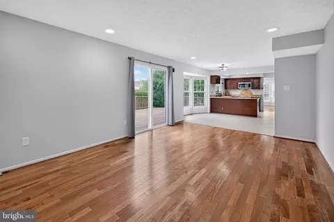 Living - 8 Shipwright Ct, Gaithersburg, MD 20877 photo 1 of 6