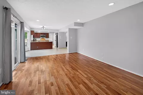 Living - 8 Shipwright Ct, Gaithersburg, MD 20877 photo 4 of 6