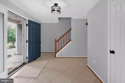 Entry Way - 8 Shipwright Ct, Gaithersburg, MD 20877 photo 8 of 13