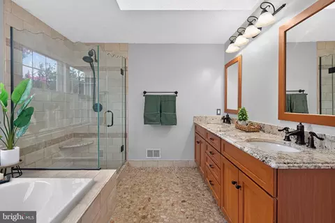 Bath - 8 Shipwright Ct, Gaithersburg, MD 20877 photo 3 of 10