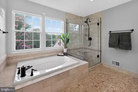 Bath - 8 Shipwright Ct, Gaithersburg, MD 20877 photo 2 of 10