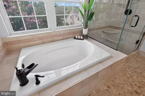 Bath - 8 Shipwright Ct, Gaithersburg, MD 20877 photo 6 of 10