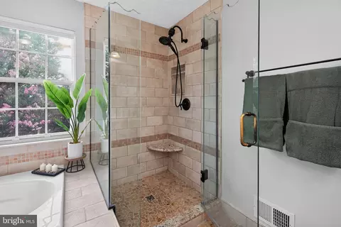 Bath - 8 Shipwright Ct, Gaithersburg, MD 20877 photo 8 of 10