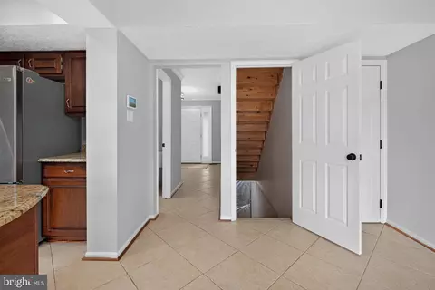 Entry Way - 8 Shipwright Ct, Gaithersburg, MD 20877 photo 4 of 13