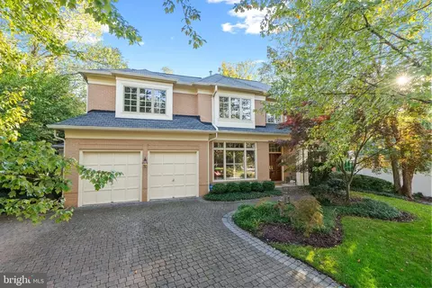 7016 Winterberry Ln, Bethesda, MD 20817