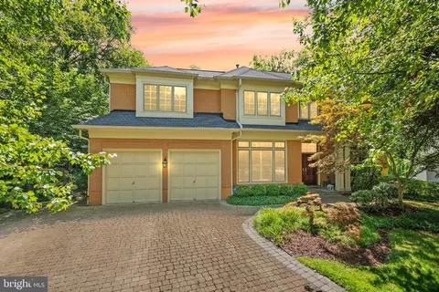 7016 Winterberry Ln, Bethesda, MD 20817
