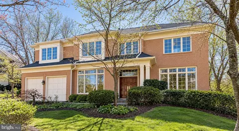 7016 Winterberry Ln, Bethesda, MD 20817