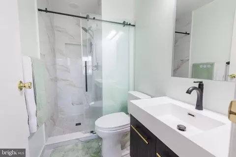 Bath - 17673 Kohlhoss Rd, Poolesville, MD 20837 photo 2 of 4