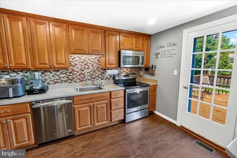 Kitchen - 19205 Walters Ave, Poolesville, MD 20837 photo 4 of 5