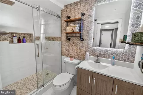 Bath - 19205 Walters Ave, Poolesville, MD 20837 photo 4 of 4