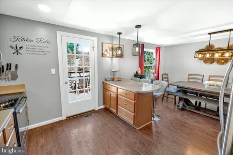 Kitchen - 19205 Walters Ave, Poolesville, MD 20837 photo 3 of 5