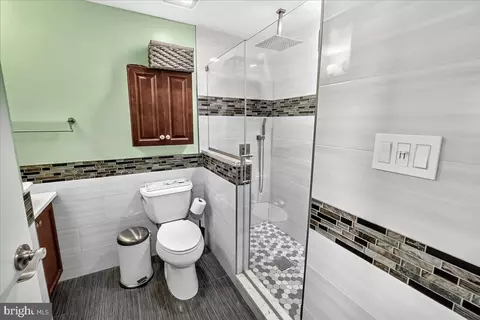Bath - 19205 Walters Ave, Poolesville, MD 20837 photo 2 of 4
