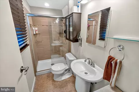 Bath - 19205 Walters Ave, Poolesville, MD 20837 photo 1 of 4