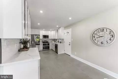 Entry Way - 2610 Silverdale Dr, Silver Spring, MD 20906 photo 2 of 13