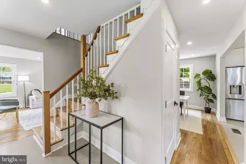 Entry Way - 2610 Silverdale Dr, Silver Spring, MD 20906 photo 5 of 13
