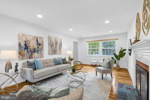 Living - 4 Burket Ct, Silver Spring, MD 20910 photo 2 of 5