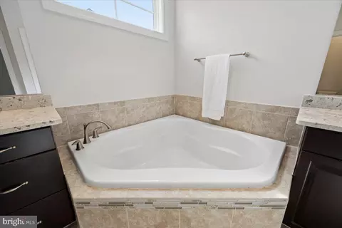 Bath - 19902 Stearns Ct, Poolesville, MD 20837 photo 2 of 6