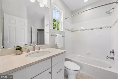 Bath - 19902 Stearns Ct, Poolesville, MD 20837 photo 3 of 6