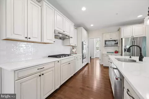 Entry Way - 19902 Stearns Ct, Poolesville, MD 20837 photo 5 of 20