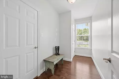 Entry Way - 19902 Stearns Ct, Poolesville, MD 20837 photo 8 of 20
