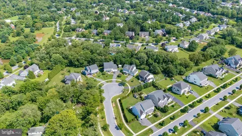 View/Area - 19902 Stearns Ct, Poolesville, MD 20837 photo 10 of 15
