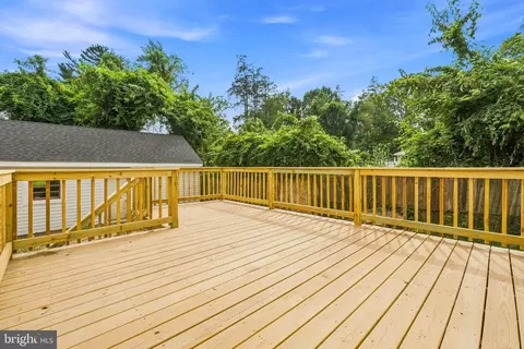 Exterior - 703 Northwest Dr, Silver Spring, MD 20901 photo 5 of 10