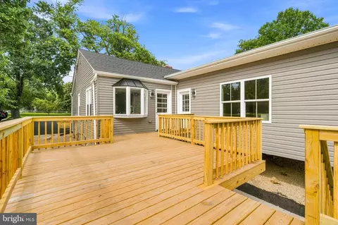 Exterior - 703 Northwest Dr, Silver Spring, MD 20901 photo 7 of 10