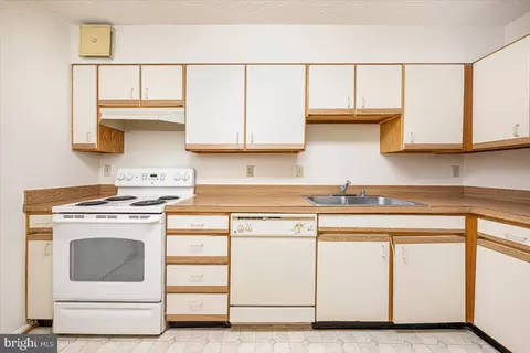 Kitchen - 15101 Interlachen Dr #1-807, Silver Spring, MD 20906 photo 2 of 3