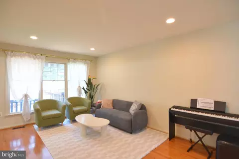 Living - 14428 Jaystone Dr, Silver Spring, MD 20905 photo 2 of 4