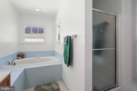 Bath - 2212 Cherry Leaf Ln, Silver Spring, MD 20906 photo 3 of 4