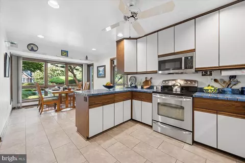 Kitchen - 17026 Barn Ridge Dr, Silver Spring, MD 20906 photo 3 of 5
