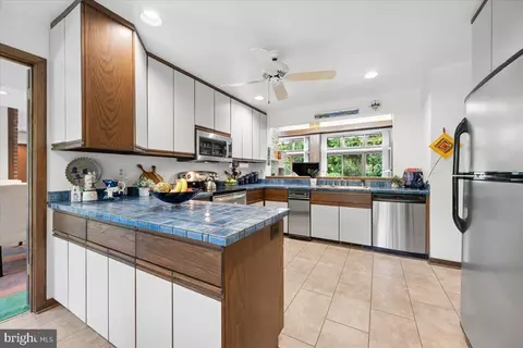 Kitchen - 17026 Barn Ridge Dr, Silver Spring, MD 20906 photo 4 of 5