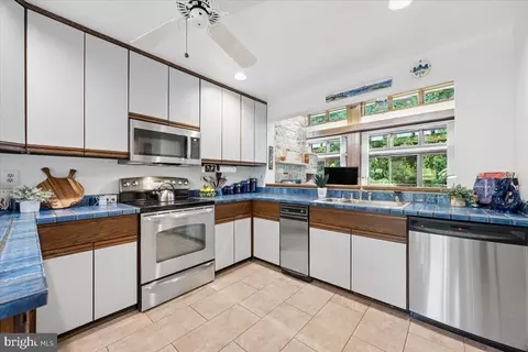 Kitchen - 17026 Barn Ridge Dr, Silver Spring, MD 20906 photo 2 of 5