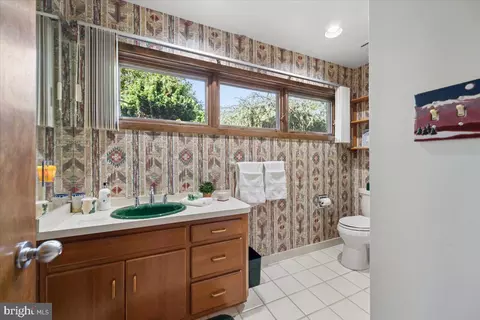 Bath - 17026 Barn Ridge Dr, Silver Spring, MD 20906 photo 5 of 11