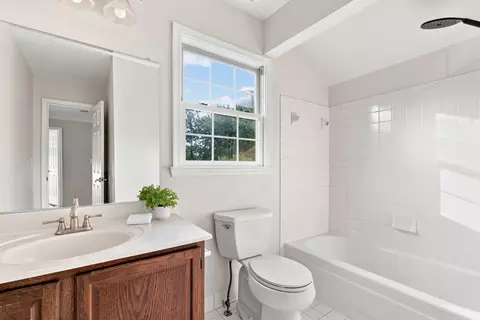 Bath - 15212 Baileys Ln, Silver Spring, MD 20906 photo 2 of 4