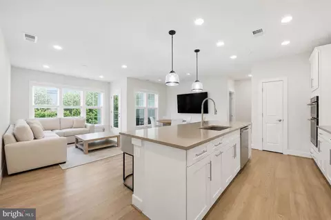 210 Decoverly Dr #205, Gaithersburg, MD 20878