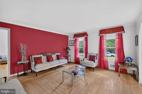 Living - 14929 Notley Rd, Silver Spring, MD 20905 photo 2 of 5