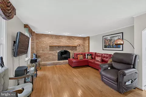 Living - 14929 Notley Rd, Silver Spring, MD 20905 photo 3 of 5