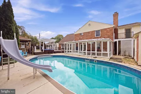 Exterior - 8001 Postoak Rd, Potomac, MD 20854 photo 7 of 15
