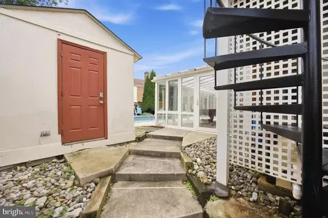 Exterior - 8001 Postoak Rd, Potomac, MD 20854 photo 5 of 15