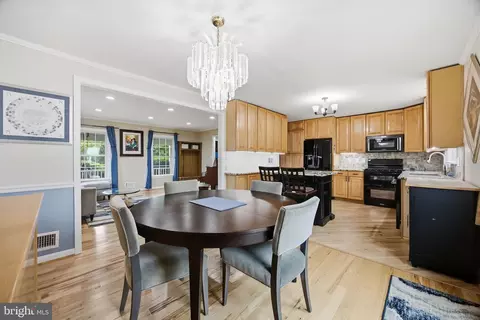 Dining - 8001 Postoak Rd, Potomac, MD 20854 photo 2 of 2