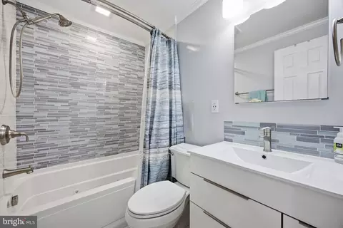 Bath - 8001 Postoak Rd, Potomac, MD 20854 photo 2 of 5